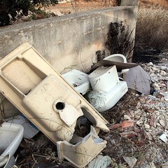Bagni abbandonati per strada...