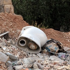 Bagni abbandonati per strada...