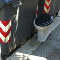Bagni abbandonati per strada...