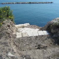 Demolita scala abusiva a picco sul mare