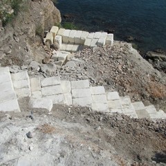 Demolita scala abusiva a picco sul mare