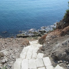 Demolita scala abusiva a picco sul mare