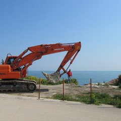 Demolita scala abusiva a picco sul mare