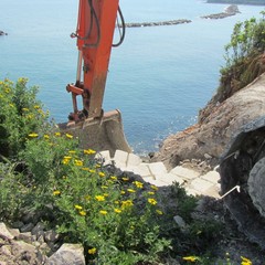 Demolita scala abusiva a picco sul mare