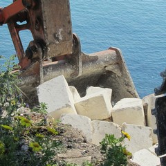 Demolita scala abusiva a picco sul mare