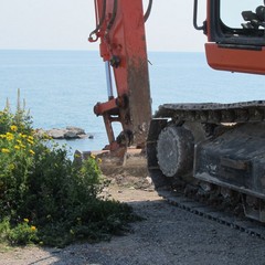Demolita scala abusiva a picco sul mare