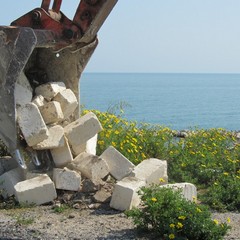 Demolita scala abusiva a picco sul mare