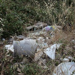 Rifiuti pericolosi abbandonati in contrada Carrara delle monache