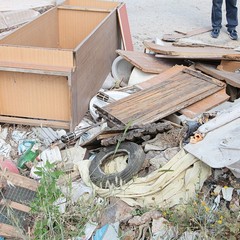 Rifiuti pericolosi abbandonati in contrada Carrara delle monache