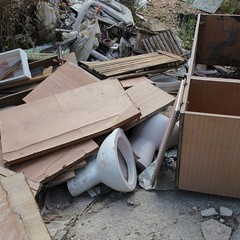 Rifiuti pericolosi abbandonati in contrada Carrara delle monache