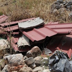 Rifiuti pericolosi abbandonati in contrada Carrara delle monache