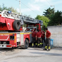 Trani, due uomini salgono su una gru di 13 mesi