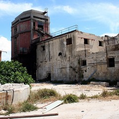 Blitz di TraniViva nell'ex distilleria Angelini