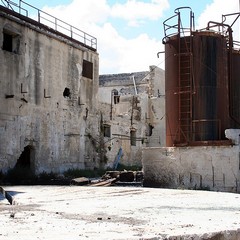 Blitz di TraniViva nell'ex distilleria Angelini