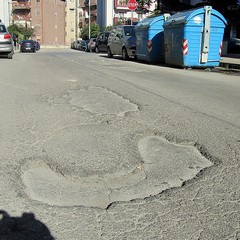 Strade rotte a Pozzopiano: buche stradali in via Pisa