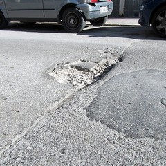 Strade rotte a Pozzopiano: buche stradali in via Pisa