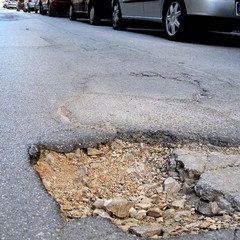 Buca stradale in via Mario Stendardi, nei pressi del civico 8