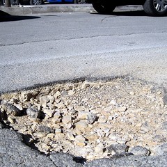 Buca stradale in via Almirante, nei pressi del civico 53