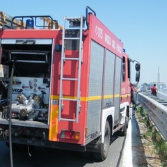 Incendio a ridosso della statale 16 bis