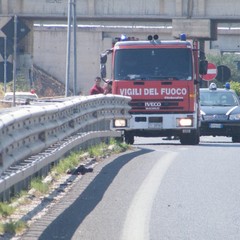 Incendio a ridosso della statale 16 bis