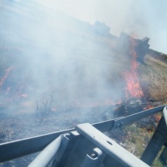 Incendio a ridosso della statale 16 bis