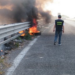 In fiamme eternit e pneumatici