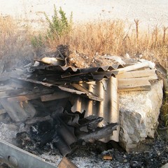 In fiamme eternit e pneumatici