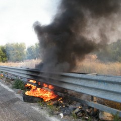 In fiamme eternit e pneumatici