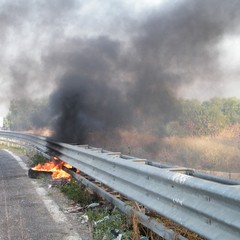 In fiamme eternit e pneumatici