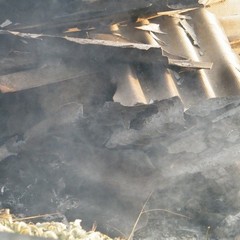 In fiamme eternit e pneumatici