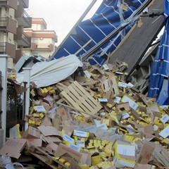 Incidente sulla 16 bis: un camion carico di pasta esce fuori strada