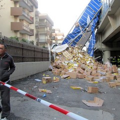 Incidente sulla 16 bis: un camion carico di pasta esce fuori strada