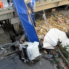 Incidente sulla 16 bis: un camion carico di pasta esce fuori strada