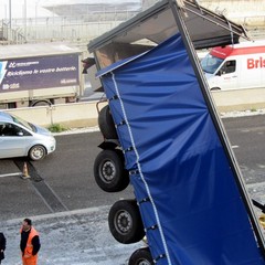 Incidente sulla 16 bis: un camion carico di pasta esce fuori strada