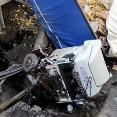 Incidente sulla 16 bis: un camion carico di pasta esce fuori strada
