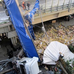 Incidente sulla 16 bis: un camion carico di pasta esce fuori strada