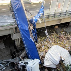 Incidente sulla 16 bis: un camion carico di pasta esce fuori strada