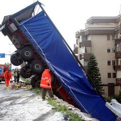Incidente sulla 16 bis: un camion carico di pasta esce fuori strada