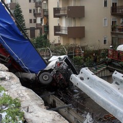 Incidente sulla 16 bis: un camion carico di pasta esce fuori strada