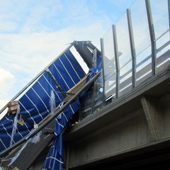 Incidente sulla 16 bis: un camion carico di pasta esce fuori strada