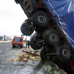 Incidente sulla 16 bis: un camion carico di pasta esce fuori strada