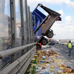 Incidente sulla 16 bis: un camion carico di pasta esce fuori strada
