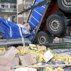 Incidente sulla 16 bis: un camion carico di pasta esce fuori strada
