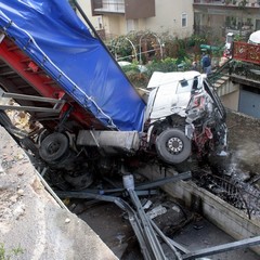Incidente sulla 16 bis: un camion carico di pasta esce fuori strada