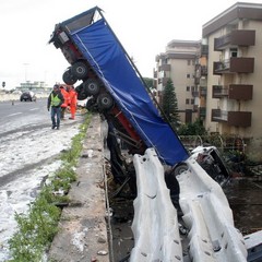 Incidente sulla 16 bis: un camion carico di pasta esce fuori strada