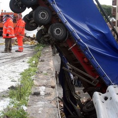 Incidente sulla 16 bis: un camion carico di pasta esce fuori strada