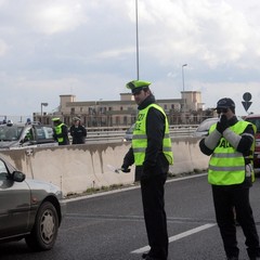 Incidente sulla 16 bis: un camion carico di pasta esce fuori strada