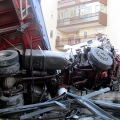 Incidente sulla 16 bis: un camion carico di pasta esce fuori strada