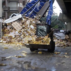 Incidente sulla 16 bis: un camion carico di pasta esce fuori strada