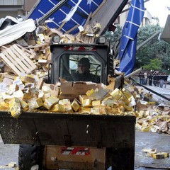 Incidente sulla 16 bis: un camion carico di pasta esce fuori strada